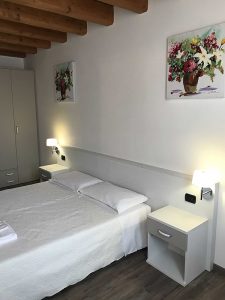vista interno camera da letto appartamento 5
